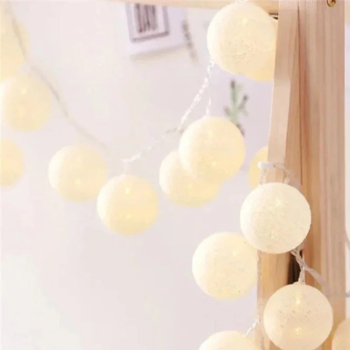 Cordão de Luzes com Bolas de Algodão Ama Mamma - Iluminação Encantadora com Energia USB - Ama Mamma