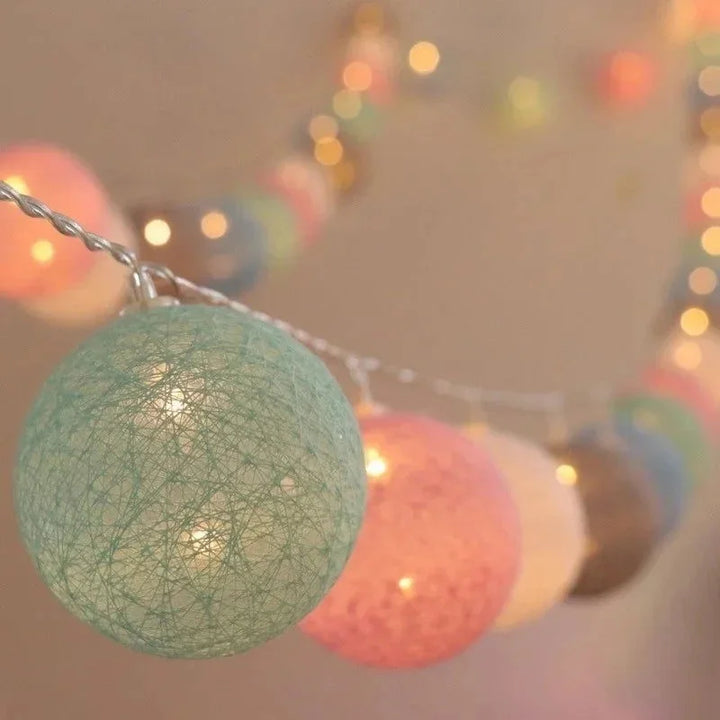 Cordão de Luzes com Bolas de Algodão Ama Mamma - Iluminação Encantadora com Energia USB - Ama Mamma