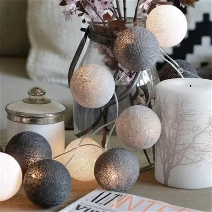 Cordão de Luzes com Bolas de Algodão Ama Mamma - Iluminação Encantadora com Energia USB - Ama Mamma