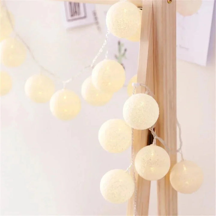 Cordão de Luzes com Bolas de Algodão Ama Mamma - Iluminação Encantadora com Energia USB - Ama Mamma